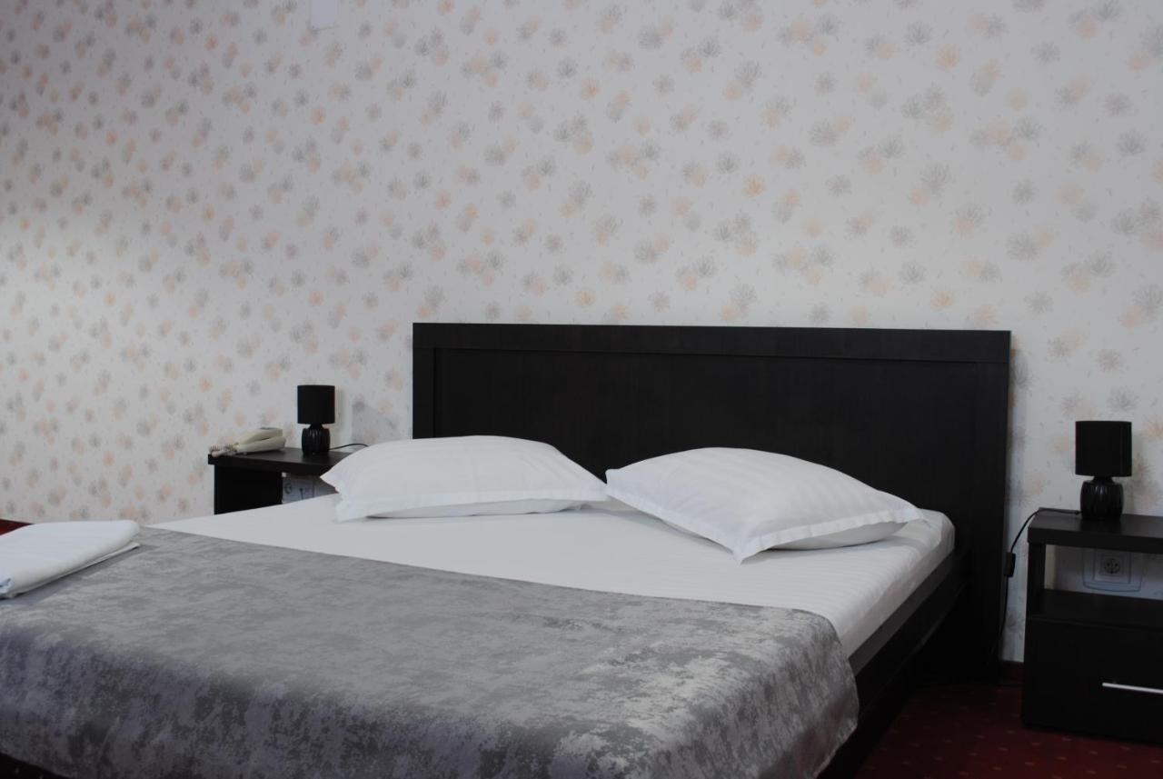 Hotel Corona دروبيتا تورنو سيفيرين المظهر الخارجي الصورة