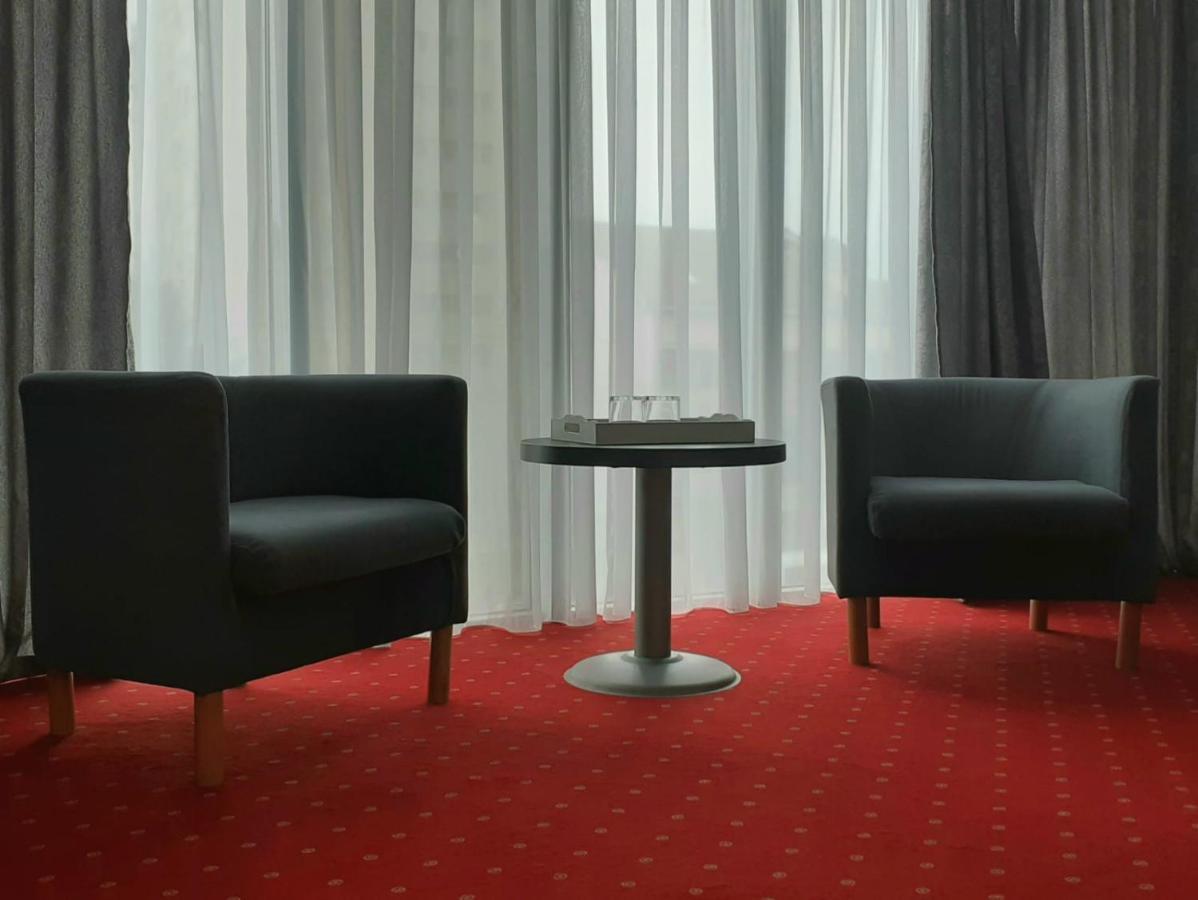 Hotel Corona دروبيتا تورنو سيفيرين المظهر الخارجي الصورة