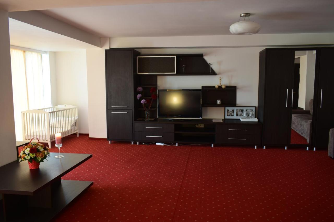Hotel Corona دروبيتا تورنو سيفيرين المظهر الخارجي الصورة